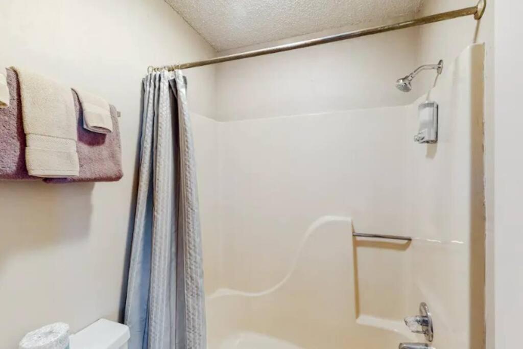 Jacuzzi Suite 206 At Tradewinds ユリーカ・スプリングス エクステリア 写真