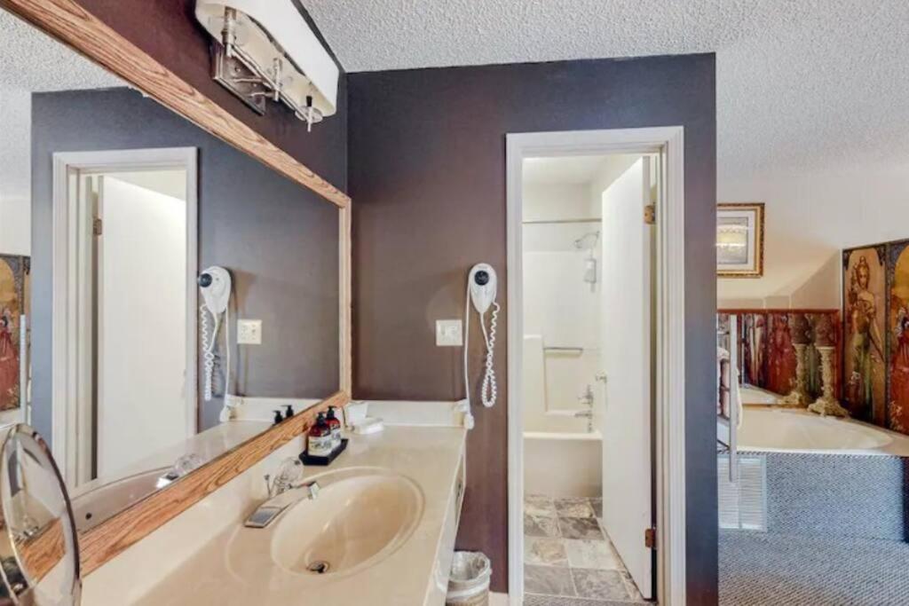 Jacuzzi Suite 206 At Tradewinds ユリーカ・スプリングス エクステリア 写真