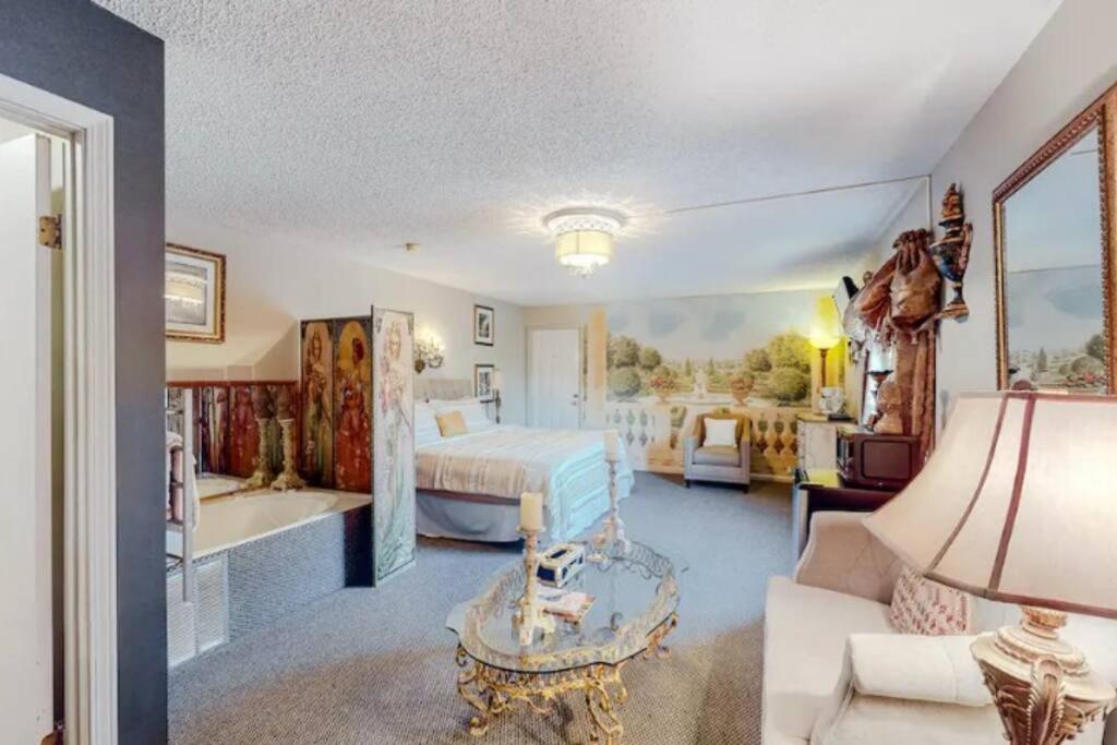 Jacuzzi Suite 206 At Tradewinds ユリーカ・スプリングス エクステリア 写真