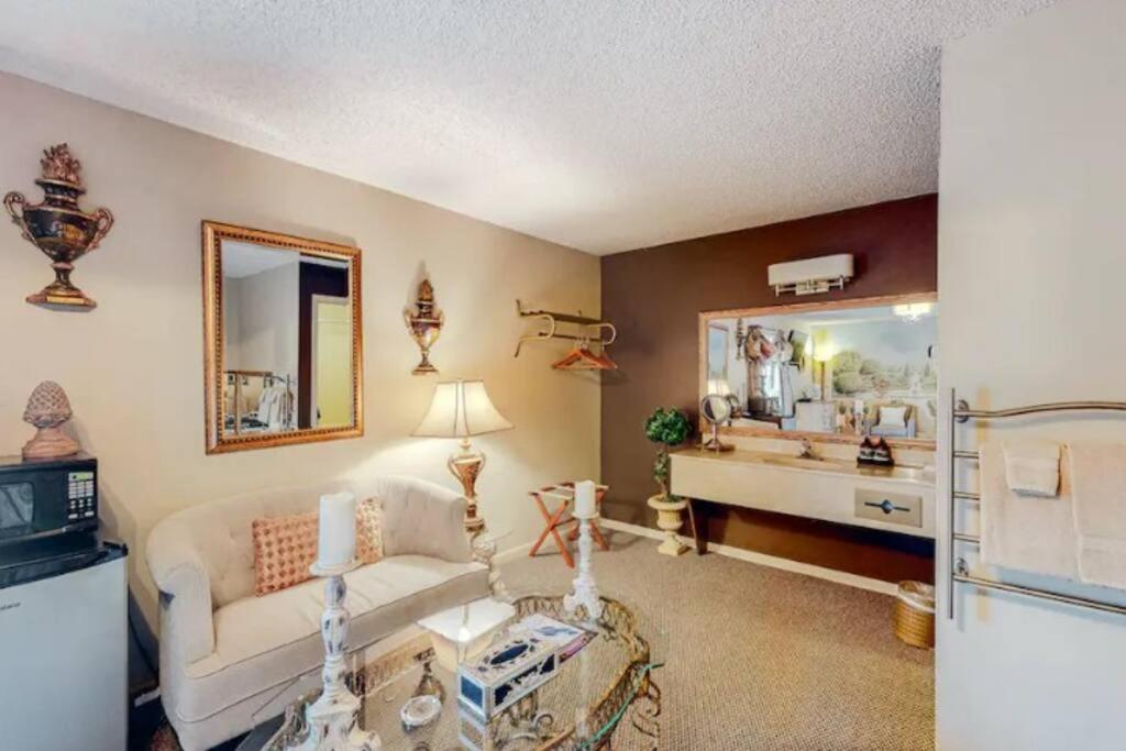 Jacuzzi Suite 206 At Tradewinds ユリーカ・スプリングス エクステリア 写真