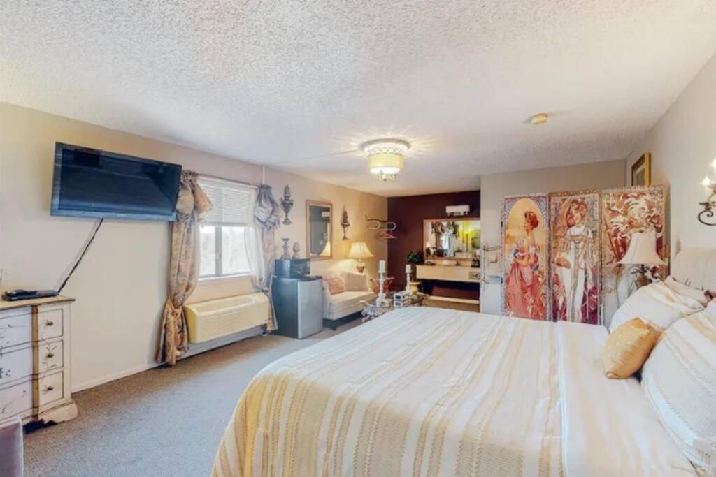 Jacuzzi Suite 206 At Tradewinds ユリーカ・スプリングス エクステリア 写真